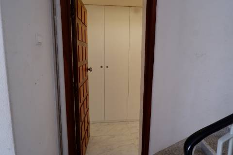 Apartamento T3 totalmente renovado, com pátio e box para 1 carro.