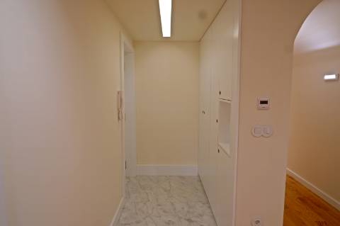 Apartamento T3 totalmente renovado, com pátio e box para 1 carro.