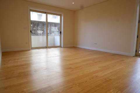 Apartamento T3 totalmente renovado, com pátio e box para 1 carro.