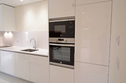 Apartamento T3 totalmente renovado, com pátio e box para 1 carro.