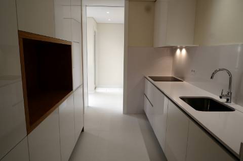 Apartamento T3 totalmente renovado, com pátio e box para 1 carro.