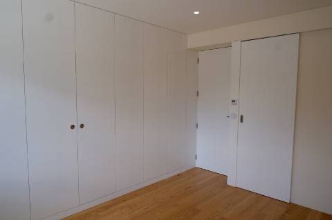 Apartamento T3 totalmente renovado, com pátio e box para 1 carro.