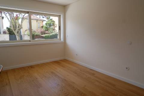 Apartamento T3 totalmente renovado, com pátio e box para 1 carro.