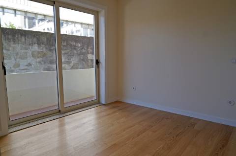 Apartamento T3 totalmente renovado, com pátio e box para 1 carro.