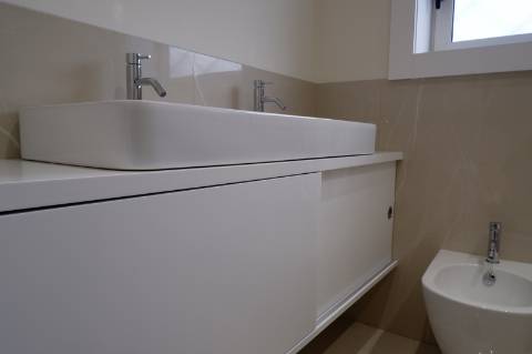 Apartamento T3 totalmente renovado, com pátio e box para 1 carro.