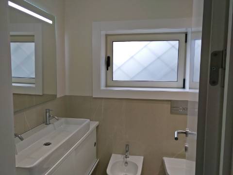 Apartamento T3 totalmente renovado, com pátio e box para 1 carro.