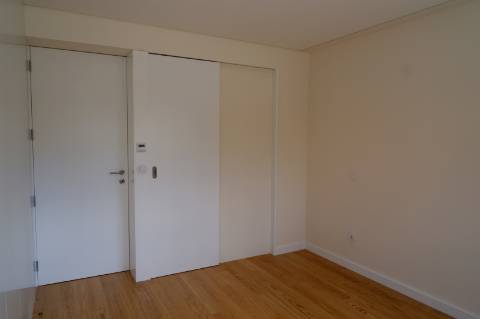 Apartamento T3 totalmente renovado, com pátio e box para 1 carro.