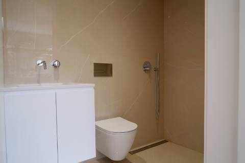 Apartamento T3 totalmente renovado, com pátio e box para 1 carro.