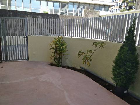 Apartamento T3 totalmente renovado, com pátio e box para 1 carro.