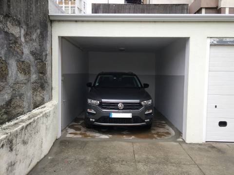 Apartamento T3 totalmente renovado, com pátio e box para 1 carro.