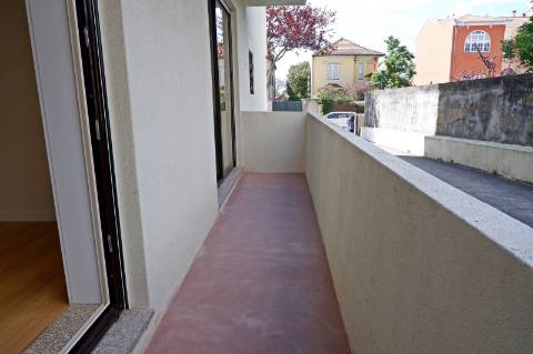 Apartamento T3 totalmente renovado, com pátio e box para 1 carro.