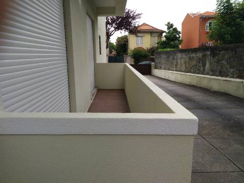 Apartamento T3 totalmente renovado, com pátio e box para 1 carro.