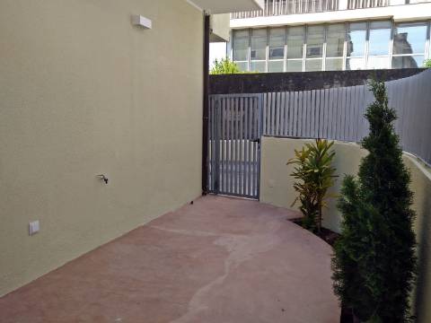 Apartamento T3 totalmente renovado, com pátio e box para 1 carro.