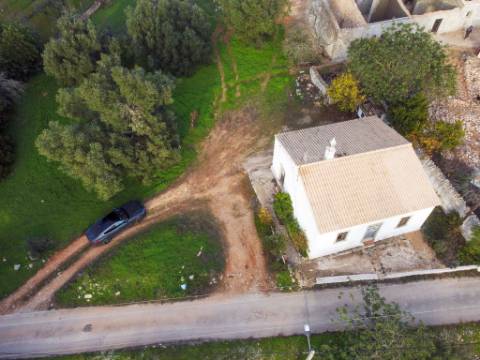 Moradia V2 em Santa Bárbara de Nexe