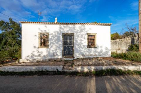 Moradia V2 em Santa Bárbara de Nexe