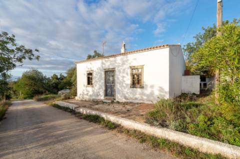 Moradia V2 em Santa Bárbara de Nexe