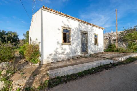 Moradia V2 em Santa Bárbara de Nexe