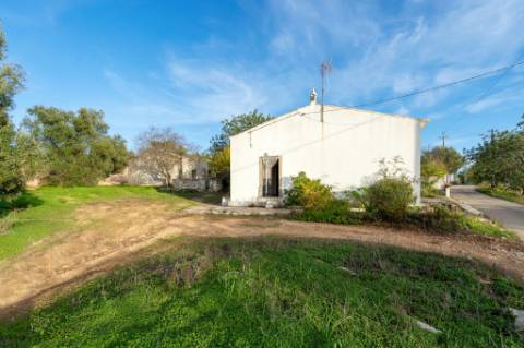 Moradia V2 em Santa Bárbara de Nexe