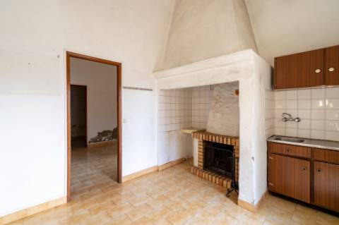 Moradia V2 em Santa Bárbara de Nexe