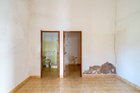 Moradia V2 em Santa Bárbara de Nexe