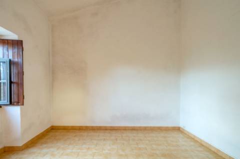 Moradia V2 em Santa Bárbara de Nexe