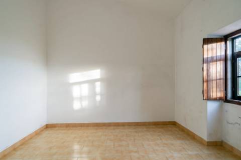 Moradia V2 em Santa Bárbara de Nexe