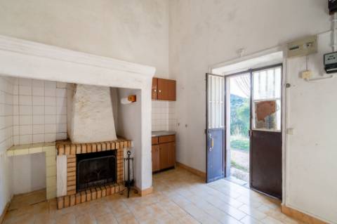 Moradia V2 em Santa Bárbara de Nexe