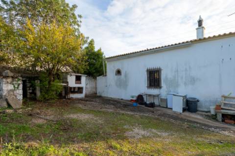 Moradia V2 em Santa Bárbara de Nexe