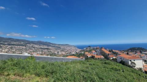 Terreno no Pico das Romeiras em Santo António - Funchal