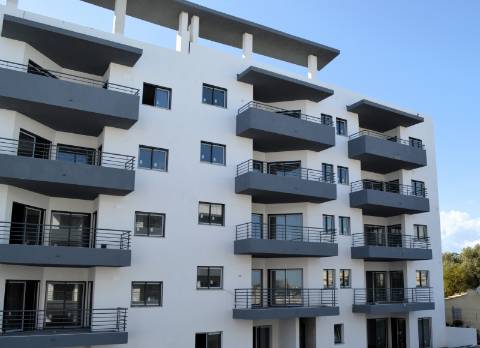 Excelente Apartamento T4 Novo com piscina, garagem e arrecadação em Olhão