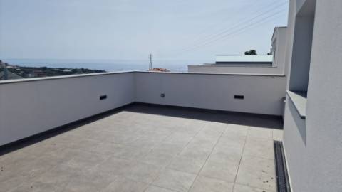 Moradia T3 Geminada em Condomínio Fechado em Câmara de Lobos