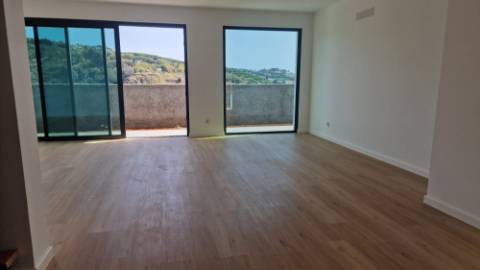 Moradia T3 Geminada em Condomínio Fechado em Câmara de Lobos