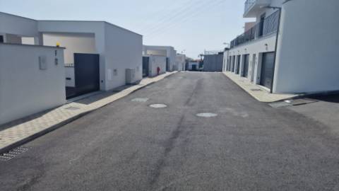 Moradia T3 Geminada em Condomínio Fechado em Câmara de Lobos