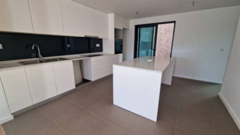 Moradia T3 Geminada em Condomínio Fechado em Câmara de Lobos