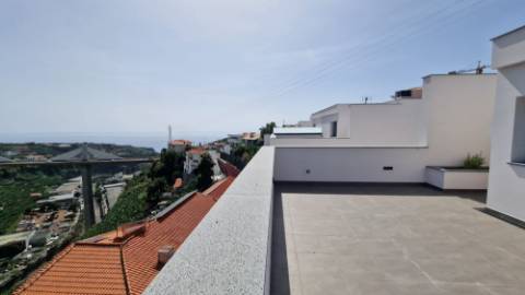 Moradia T3 Geminada em Condomínio Fechado em Câmara de Lobos