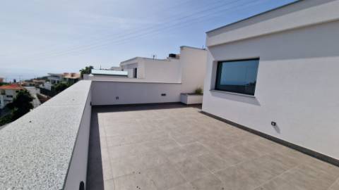 Moradia T3 Geminada em Condomínio Fechado em Câmara de Lobos