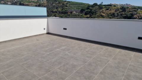 Moradia T3 Geminada em Condomínio Fechado em Câmara de Lobos