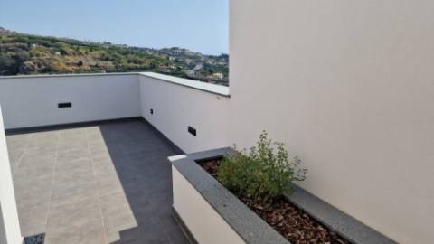 Moradia T3 Geminada em Condomínio Fechado em Câmara de Lobos