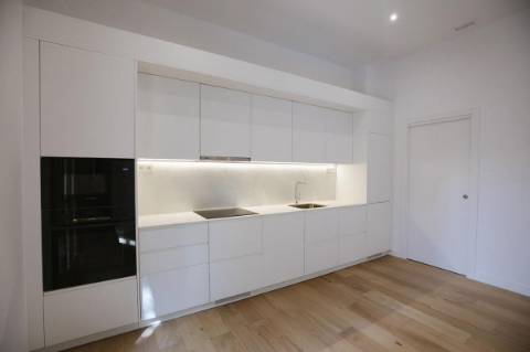 Apartamento T2 com varanda perto da praia.