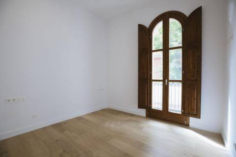 Apartamento T2 com varanda perto da praia.