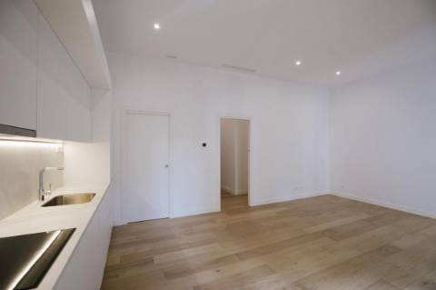 Apartamento T2 com varanda perto da praia.