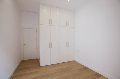 Apartamento T2 com varanda perto da praia.