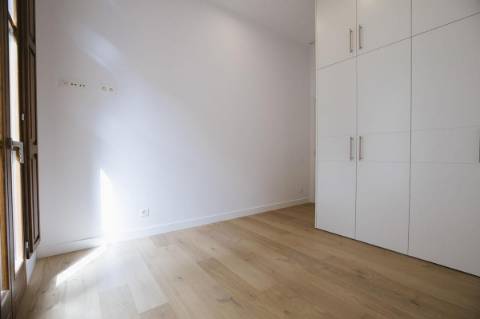 Apartamento T2 com varanda perto da praia.