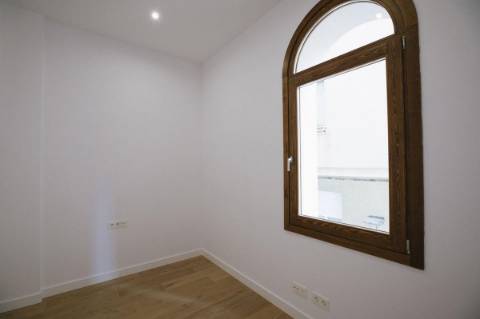 Apartamento T2 com varanda perto da praia.