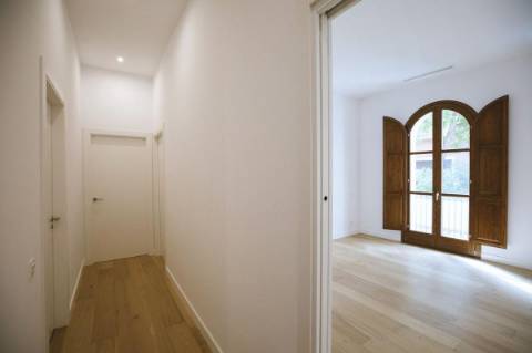 Apartamento T2 com varanda perto da praia.