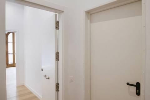 Apartamento T2 com varanda perto da praia.