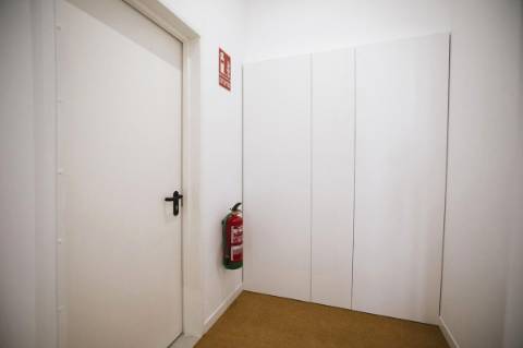 Apartamento T2 com varanda perto da praia.