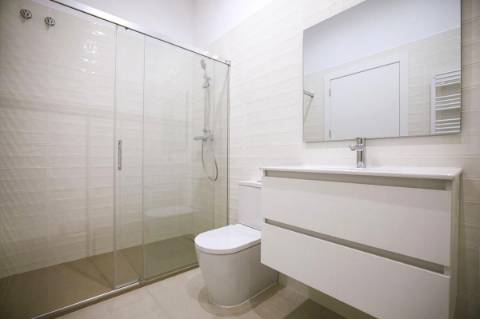 Apartamento T2 com varanda perto da praia.