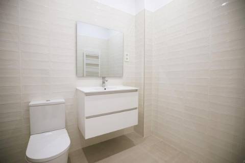 Apartamento T2 com varanda perto da praia.