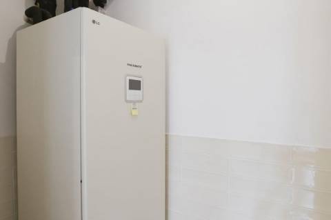 Apartamento T2 com varanda perto da praia.